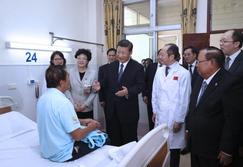 習(xí)近平同老撾人民革命黨中央委員會(huì)總書(shū)記、國(guó)家主席本揚(yáng)一道出席瑪霍索綜合醫(yī)院奠基儀式2