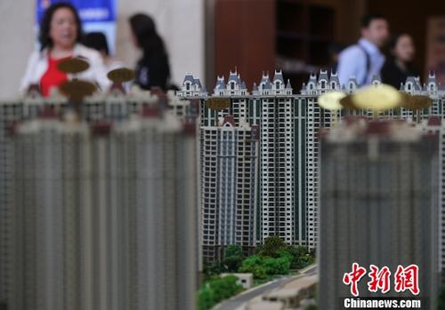 圖為4月19日,，市民在南京一家樓盤的售樓處內(nèi)咨詢。 <a target='_blank' href='http://www.chinanews.com/'>中新社</a>記者 泱波 攝