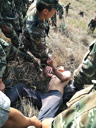 今年5月10日上午9時(shí)10分,，越獄8天后的張林蒼在昆明市嵩明縣小藥靈山被抓,。圖/警方供圖