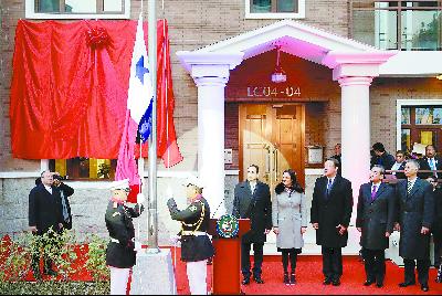 16日,，巴拿馬總統(tǒng)巴雷拉(右三)與中國(guó)外長(zhǎng)王毅(右二)在北京共同出席巴拿馬駐華使館開館儀式,。