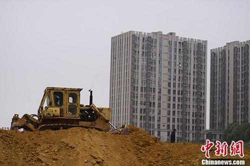 10月11日,，一樓盤土地上推土機(jī)正在作業(yè)。<a target='_blank' href='http://www.chinanews.com/'>中新社</a>記者 楊華峰 攝