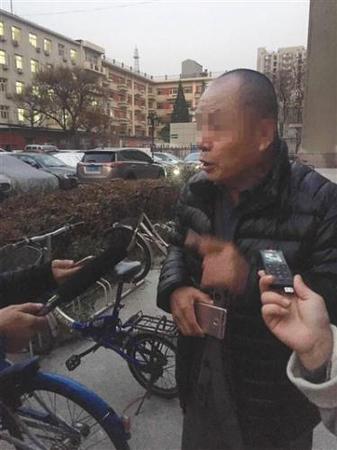 家屬代表文先生參加了庭前談話，他的案件也將在未來幾天向法庭遞交證據(jù),。新京報記者 王巍 攝