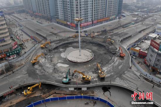 2016年一季度,，中國樓市呈現(xiàn)迅速回升態(tài)勢。隨著一系列樓市新政出臺,，在一線城市樓市行情的帶動下,，二線城市太原的開發(fā)商推盤量和新盤入市量大大增加，市場活躍度明顯提升,。業(yè)內(nèi)人士表示,，供應(yīng)回暖的主要原因除了受到去庫存調(diào)控的影響，另一方面,，市場仍然受到剛性需求和首次改善型置業(yè)需求的強(qiáng)烈拉動,。圖為3月17日，山西太原拆除30年歷史的立交橋,。2016年3月以來,，太原市各方面城建工作逐步推進(jìn)，將有力提升城市競爭力,。 

<a target='_blank' href='http://www.chinanews.com/'>中新社</a>記者 韋亮 攝