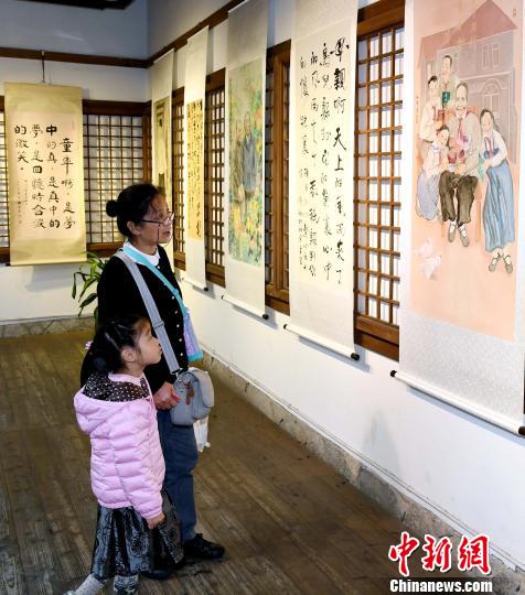 冰心生平與作品書畫征集展吸引觀眾眼球,?！⒖筛?攝