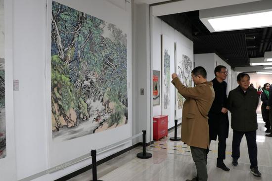觀眾參觀畫(huà)展