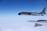 中國(guó)空軍多架轟－6K戰(zhàn)機(jī)展翅遠(yuǎn)洋戰(zhàn)巡南海