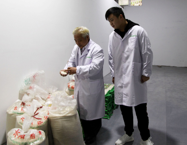 劉佳豐教授查看大米的品質