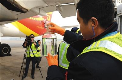 11月21日，首都國際機(jī)場,，工作人員展示生物航煤,。新華社發(fā)
