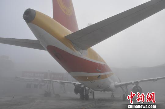 圖為準(zhǔn)備起飛的航班,?！慰∶?攝