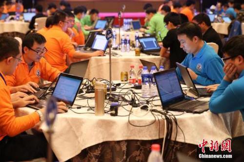 資料圖：參賽選手進(jìn)行網(wǎng)絡(luò)攻防戰(zhàn),，全面提高國家網(wǎng)絡(luò)安全防護(hù)和對抗能力。<a target='_blank' href='http://www.chinanews.com/'>中新社</a>記者 張遠(yuǎn) 攝