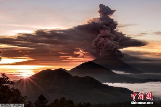 當(dāng)?shù)貢r(shí)間11月27日,，印度尼西亞巴厘島阿貢火山日前接連噴發(fā)，當(dāng)?shù)孛癖姾彤?dāng)局都對此提高警惕,。由于有再發(fā)噴發(fā)可能,，印尼當(dāng)局27日將阿貢火山的警戒級別從三級別調(diào)高至最高的四級。
