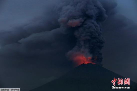 印尼國家災(zāi)害管理局今天將阿貢火山噴發(fā)警戒升至最高級別第4級,。撤離區(qū)從火山周圍的6至7.5公里，擴(kuò)大到10公里,。