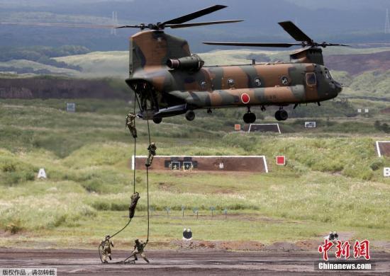 資料圖：日本自衛(wèi)隊隊員進(jìn)行機(jī)降演習(xí)。
