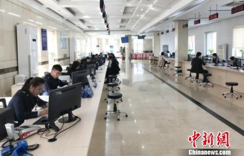 資料圖：國地稅聯(lián)合辦稅服務(wù)廳?！∠臅粤?攝