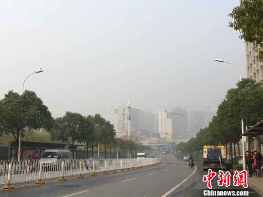 霾籠罩下,，不遠(yuǎn)處的建筑物模糊不清 馬芙蓉 攝