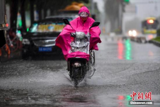 資料圖：10月15日,，?？诿癖娪曛猩嫠T行,。<a target='_blank' href='http://www.chinanews.com/'>中新社</a>記者 駱云飛 攝