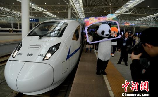 成都火車東站“熊貓”趕場(chǎng)西成高鐵首發(fā),。　劉忠俊 攝
