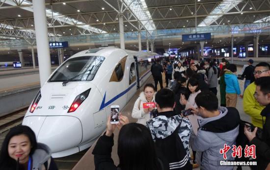 首發(fā)列車吸引乘客和媒體人,。 劉忠俊 攝