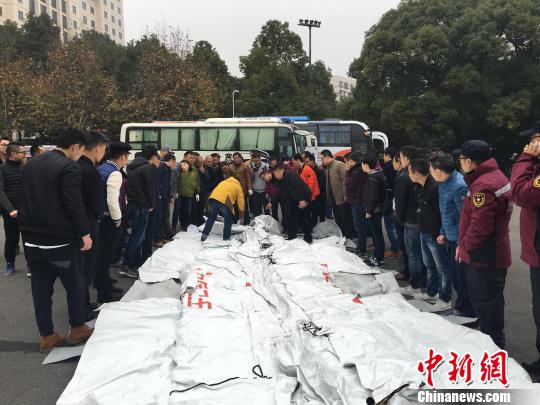 移動(dòng)突發(fā)中毒事件衛(wèi)生應(yīng)急處置中心演練 黃樂 攝