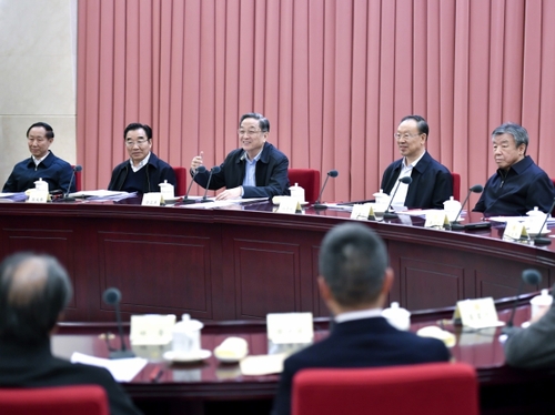 12月7日,，全國政協(xié)在北京召開第76次雙周協(xié)商座談會(huì),，圍繞“少數(shù)民族戲劇的傳承與發(fā)展”建言獻(xiàn)策。全國政協(xié)主席俞正聲主持會(huì)議并講話,。新華社記者 燕雁 攝
