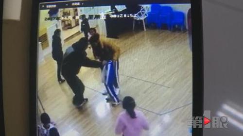 爺爺誤以為孫女受欺負(fù) 沖進(jìn)教室對(duì)孩子一通撕扯