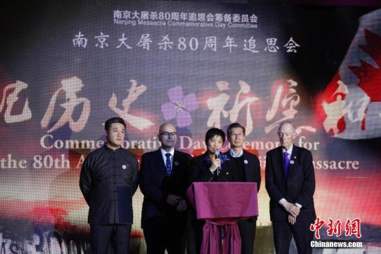 當(dāng)?shù)貢r間12月9日，加拿大安大略省各界華人共同舉辦的“南京大屠殺80周年追思會”在多倫多舉行,。來自華人社區(qū)及其他多個族裔社區(qū)的逾千名代表參加此次主題為“銘記歷史,，祈愿和平”的追思會。圖為在安大略省提出設(shè)立“南京大屠殺紀(jì)念日”動議并獲通過的安省華人議員黃素梅(中)與其他多位安省省議員出席追思會,。 <a target='_blank' href='http://www.chinanews.com/'>中新社</a>記者 余瑞冬 攝