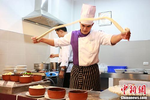 8月21日,，由中國駐泰國孔敬總領(lǐng)事館與泰國孔敬大學(xué)孔子學(xué)院聯(lián)合主辦的“中國廚房”在孔敬孔子學(xué)院開幕,，首屆“食全食美”中國美食文化節(jié)活動(dòng)也同時(shí)舉行,，為中泰文化交流搭建起一個(gè)新平臺,。 <a target='_blank' href='http://www.chinanews.com/'>中新社</a>記者 胡琳 攝