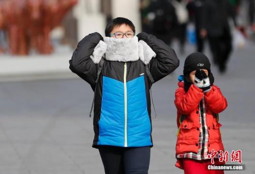 資料圖：民眾全副“武”裝防寒出行,。 <a target='_blank' href='http://www.chinanews.com/'>中新社</a>記者 杜洋 攝