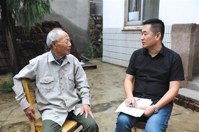 作者李曉方(右)與南京大屠殺幸存者,。 受訪者供圖