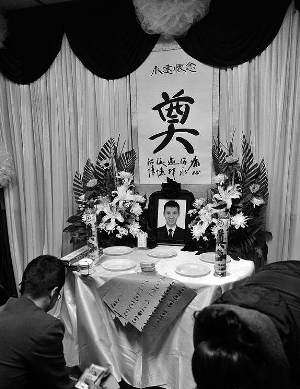 12月12日,，工作人員為救人保安李國武布置靈堂,。圖片來源：北京晨報(bào)