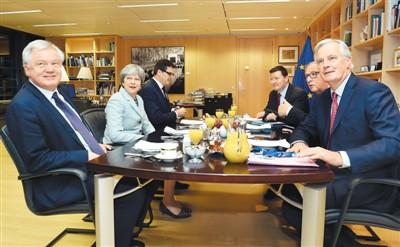 圖為12月8日,，英國首相特蕾莎·梅(左二)與歐盟委員會主席容克(右二)在比利時布魯塞爾的歐盟總部會面。新華社/美聯(lián) 