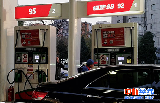 資料圖：加油站工作人員正在給一輛出租車加油,。中新經(jīng)緯 王培文 攝