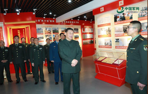 12月13日,，習(xí)近平來到第71集團軍某旅王杰生前所在連,，視察連隊榮譽室。(圖片來源:中國軍網(wǎng))