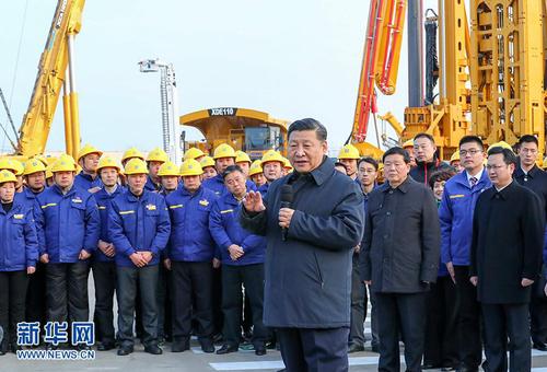 2017年12月12日至13日，中共中央總書記,、國家主席,、中央軍委主席習(xí)近平在江蘇徐州市考察。這是12日下午,，習(xí)近平在徐工集團重型機械有限公司親切看望勞動模范,、技術(shù)能手等職工代表，鼓勵他們在為實現(xiàn)中國夢的奮斗中爭取人人出彩,。新華社記者 謝環(huán)馳 攝