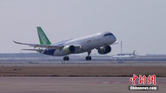 12月17日，上午10時34分，國產(chǎn)大型客機C919-10102架機在上海浦東機場第四跑道首次飛上藍天,。商飛公司供圖