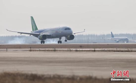 12月17日，上午10時(shí)34分,，國產(chǎn)大型客機(jī)C919-10102架機(jī)在上海浦東機(jī)場第四跑道首次飛上藍(lán)天,。 <a target='_blank' href='http://www.chinanews.com/'>中新社</a>記者 殷立勤 攝