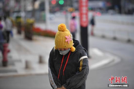 12月16日,，寒風(fēng)中的市民。 <a target='_blank' href='http://www.chinanews.com/'>中新社</a>記者 劉冉陽 攝