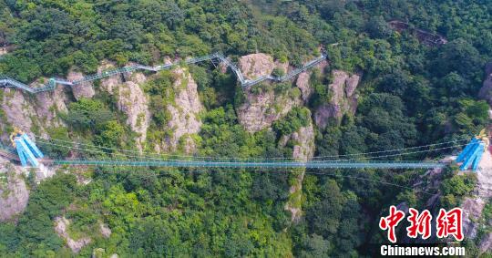 國內(nèi)首座高空特效玻璃橋“飛龍在天”航拍圖?！垕I子 攝