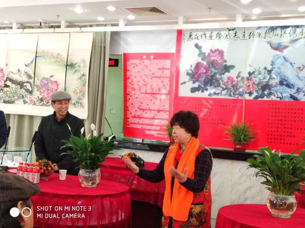 一、展出現(xiàn)場,，王志鴻女士向冒著寒風(fēng)遠道而來的專家和朋友們深情表示：“所有來賓都是我的良師益友,。今天群賢畢至，歡迎大家暢所欲言,?！?梓涵 攝影