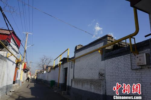 山西太原市南下溫村家家戶戶都被鮮亮的黃色輸氣管道串聯(lián),。湯琪 攝