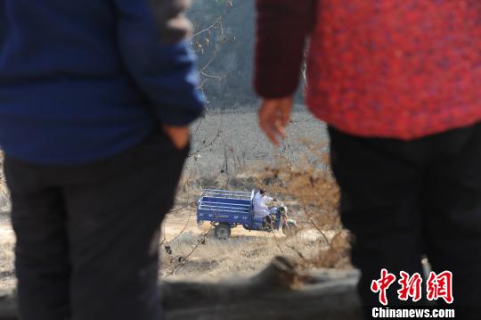 頭發(fā)花白,，身穿白大褂,，拐杖斷了一根又一根，三輪車騎壞4輛,，背著藥箱在山路上蹣跚前行……在嶺村,，每一位村民心中都印著這樣一個背影?！⌒煜?攝