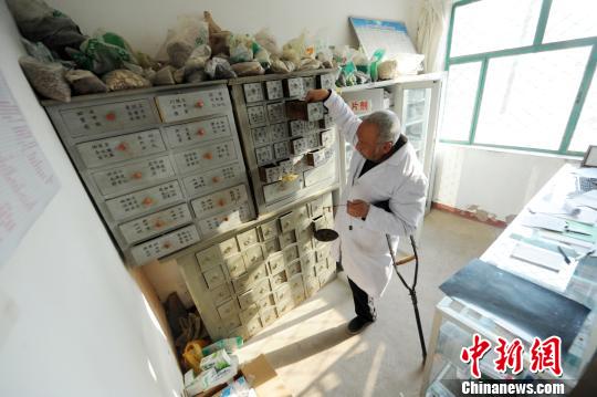這些年,，李拴州早已是每個村民最鮮活的健康檔案。村民既往病史,、用藥過敏史和家族病史,，甚至連村民自己都不清楚，而他卻對此了如指掌,。他先后獲得20多個榮譽證書,，包括“全國道德模范提名獎”、“白求恩獎?wù)隆钡??！⌒煜?攝