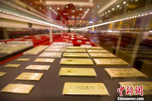11月1日，山西太原,，金店工作人員正在清點金條,。當日，中國黃金協(xié)會發(fā)布的數(shù)據(jù)顯示,，2017年前三季度,，中國黃金消費同比增長15.49%。今年前三季度中國黃金實際消費量815.89噸,，與去年同期相比增長15.49%,。金條銷售繼續(xù)保持大幅增長，前三季度消費222.07噸,，同比增長44.45%,；黃金首飾銷售再次回暖，前三季度銷售503.87噸,，同比增長7.44%,。<a target='_blank' href='http://www.chinanews.com/'>中新社</a>記者 張云 攝