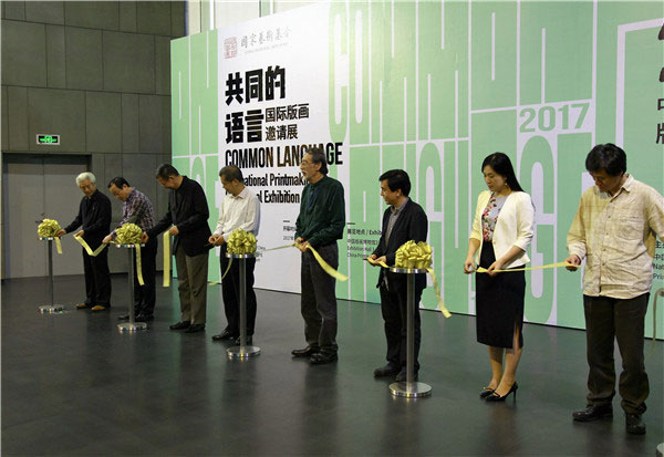 黃啟鍵,、廣軍、董小明,、梁宇,、付妍、齊鳳閣,、李寶泉,、鐘曦為開(kāi)幕式剪彩