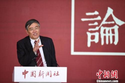 中財(cái)辦副主任楊偉民21日在中國(guó)新聞社舉辦的國(guó)是論壇2017年會(huì)上表示,，中國(guó)必須摒棄過(guò)去那種趕超型的經(jīng)濟(jì)模式，不以GDP論英雄,?！〈揲?攝