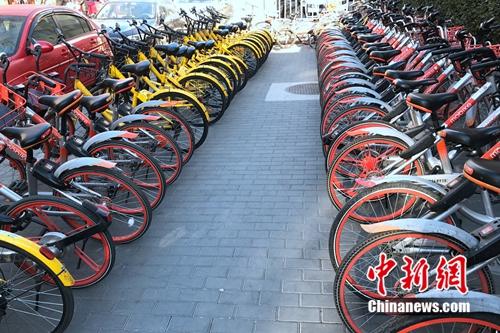 資料圖,，摩拜和ofo單車在路邊整齊停放,。<a target='_blank' href='http://www.chinanews.com/' >中新網</a> 吳濤 攝