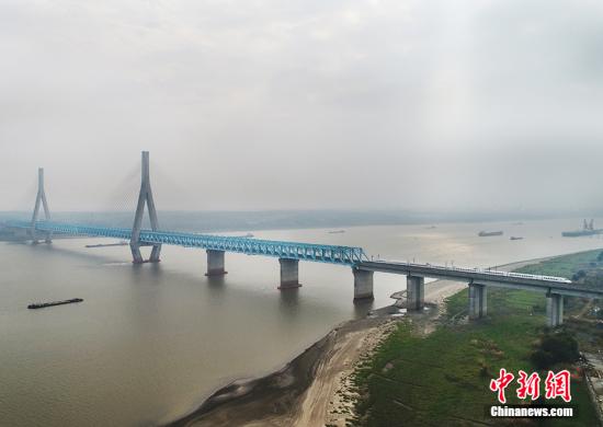 資料圖：航拍寧安高鐵列車(chē)馳騁安慶長(zhǎng)江大橋的景象,。 <a target='_blank' href='http://www.chinanews.com/' >中新網(wǎng)</a>記者 翟璐 攝