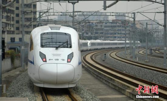 西安至成都首發(fā)列車駛離綿陽火車站，開往成都,。劉忠俊 攝