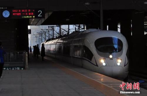 資料圖：列車駛離沈陽(yáng)北站。<a target='_blank' href='http://www.chinanews.com/'>中新社</a>發(fā) 于海洋 攝