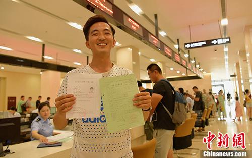 四川成都,，剛畢業(yè)的大學(xué)生王單辦理完手續(xù)落戶成都,。 <a target='_blank' href='http://www.chinanews.com/'>中新社</a>記者 劉忠俊 攝